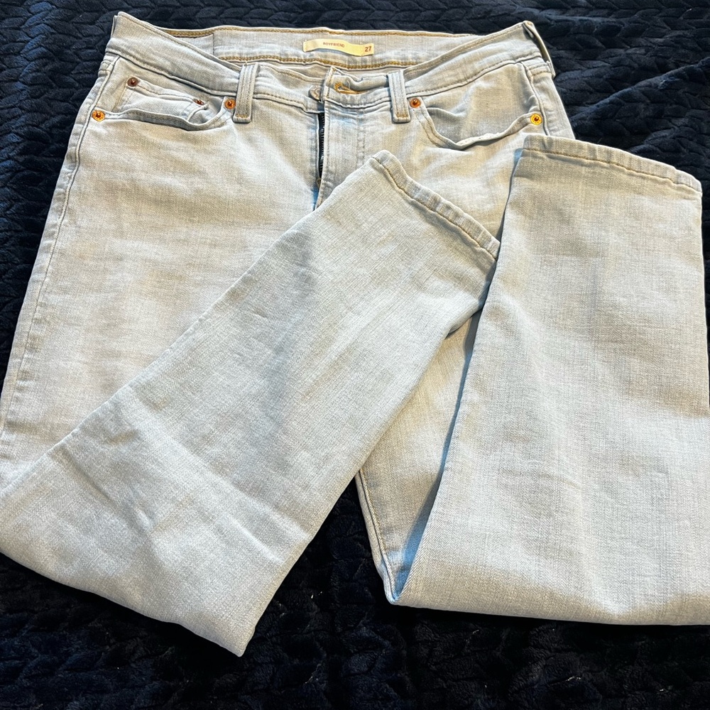 Light Wash Levi’s Boyfriend Jeans